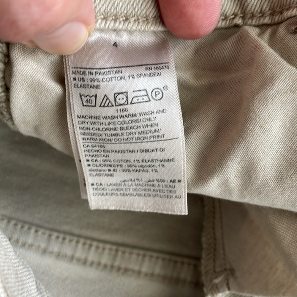 OLD NAVY - NWOT - Women’s Mid Rise Boyfriend Short, Khaki, Size 4 - Picture 4 of 9